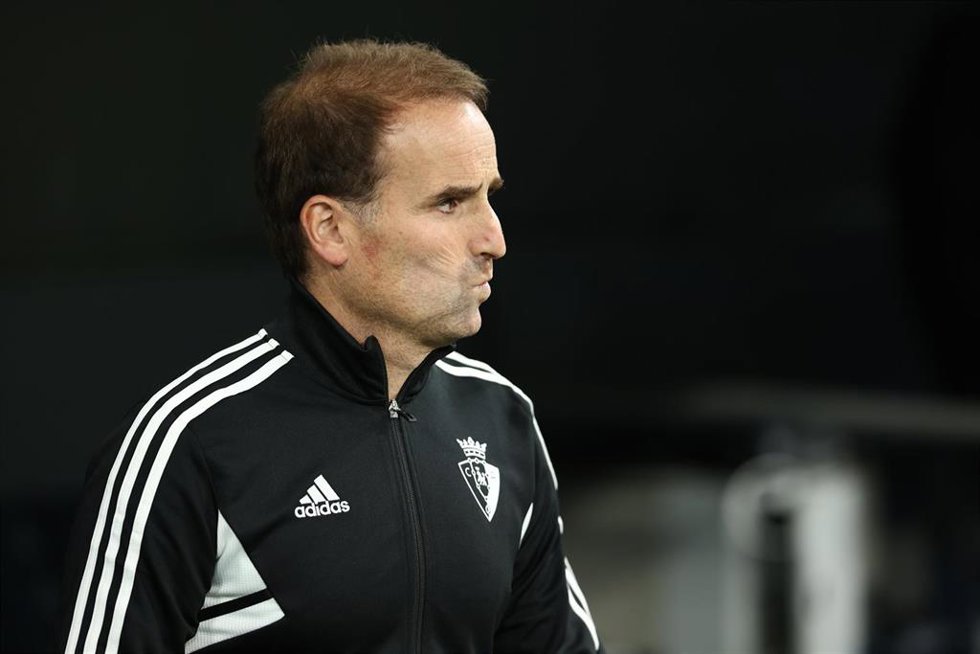 Archivo - El técnico de Osasuna, Jagoba Arrasate, en el partido ante el Real Madrid en el Santiago Bernabéu de LaLiga Santander 2022-2023. 