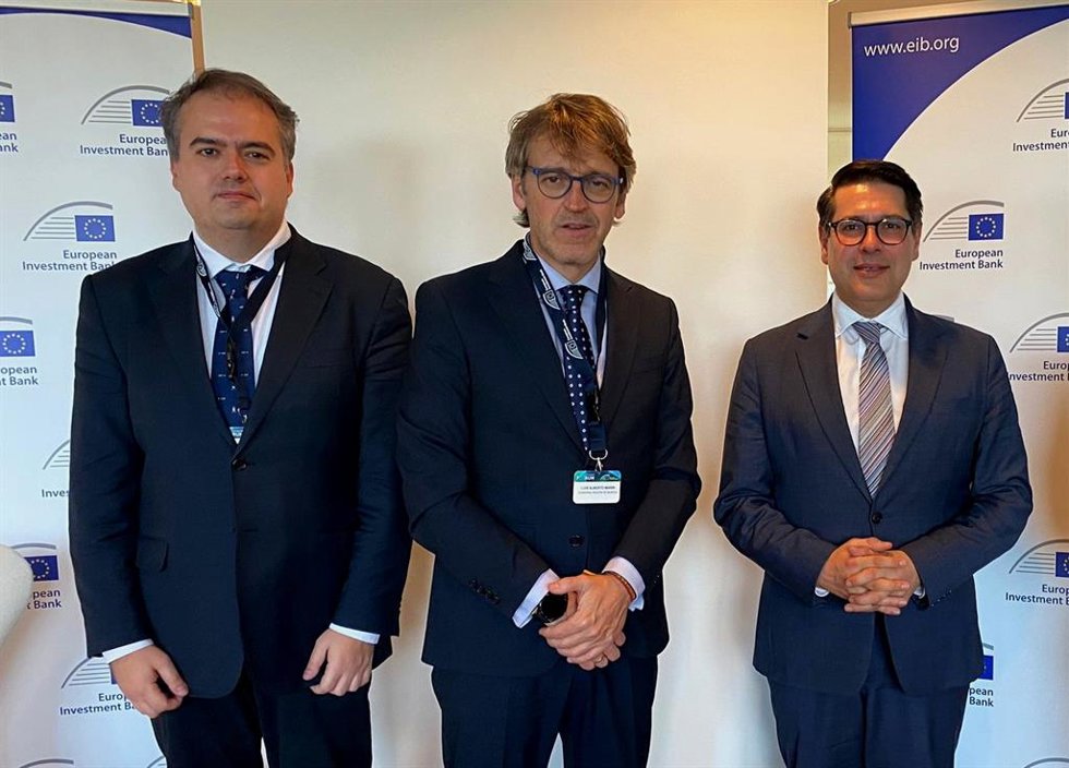 La delegación regional, encabezada por el consejero de Economía, Hacienda, Fondos Europeos y Administración Digital, Luis Alberto Marín, junto con el vicepresidente del BEI, Ricardo Mourinho (a la derecha de la imagen).