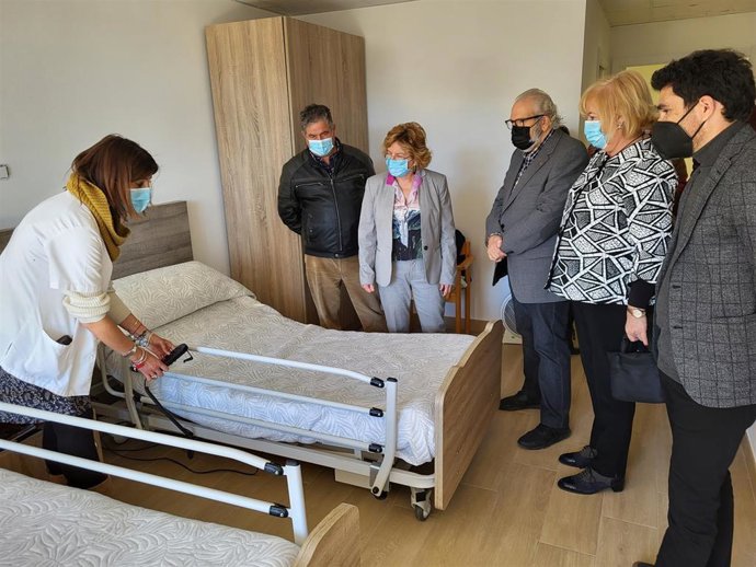 La directora de la residencia comarcal La Solana de Aínsa (Huesca) muestra el funcionamiento de las nuevas camas.