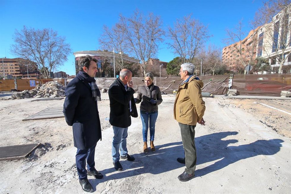 La alcaldesa de Toledo, Milagros Tolón, visita las obras de la Plaza de España