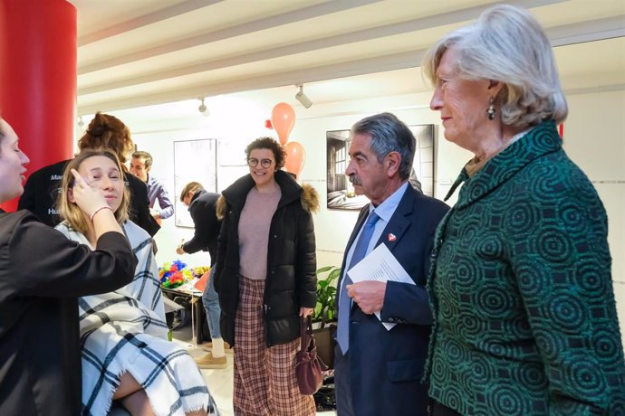 El presidente de Cantabria, Miguel Ángel Revilla, y la consejera de Educación y Formación Profesional, Marina Lombó, inauguran la I Gala de Internacionalización de la FP Erasmus+ 2023.