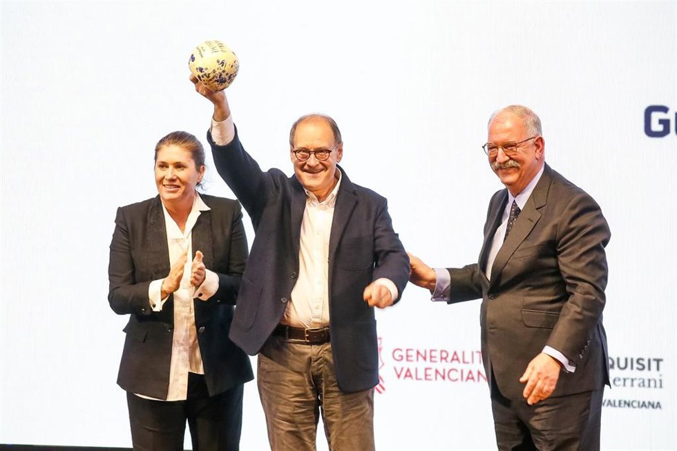 El chef Hilario Arbelaitz del Restaurante Zuberoa recoge el sol de honor durante la gala de entrega de los soles de la Guía Repsol 2023, a 27 de febrero de 2023, en Alicante, Comunidad Valenciana (España). 
