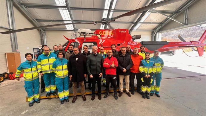 El consejero de Presidencia, Justicia e Interior, Enrique López, y el de Sanidad, Enrique Ruiz Escudero, han visitado hoy el Parque de Bomberos de Navacerrada, sede del GERA