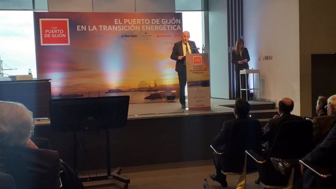 El vicepresidente y consejero de Administración Autonómica, Medio Ambiente y Cambio Climático, Juan Cofiño,  interviene en la clausura de la jornada 'El puerto de Gijón en la transición energética', celebrada en El Musel