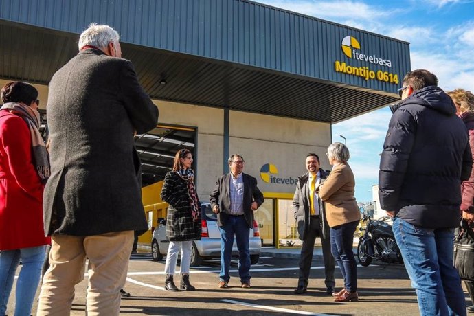 La consejera de Movilidad, Transporte y Vivienda, Leire Iglesias, visita la nueva estación ITV de Montijo