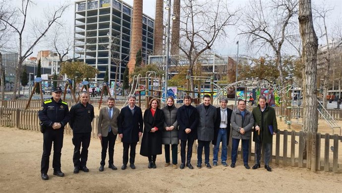La alcaldesa de Barcelona, Ada Colau; los tenientes de alcalde, Janet Sanz y Albert Batlle; el cofundador de Conren Tramway, Paco Hungas, junto a representantes de los vecinos de Poble-sec y de cuerpos de seguridad de Barcelona.