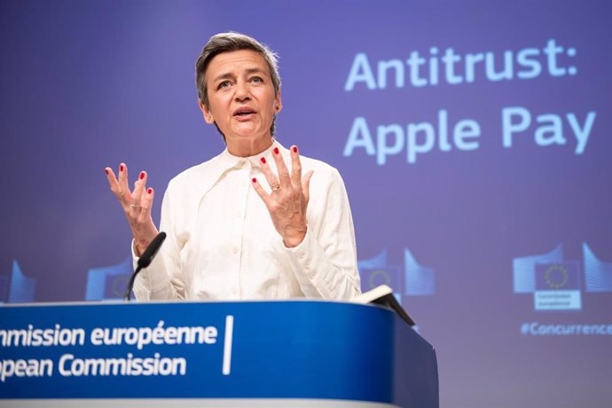 Archivo - HANDOUT - 02 May 2022, Belgium, Brussels: Executive Vice President of the European Commission for A Europe Fit for the Digital Age Margrethe Vestager speaks during a press conference at EU headquarters. US tech giant Apple is infringing EU com