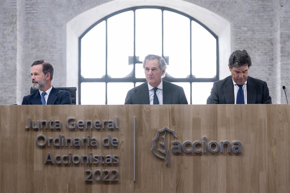 Archivo - (I-D) El vicepresidente de Acciona, Juan Ignacio Entrecanales; el presidente de Acciona, José Manuel Entrecanales, y el secretario general de Acciona, Jorge Vega-Penichet