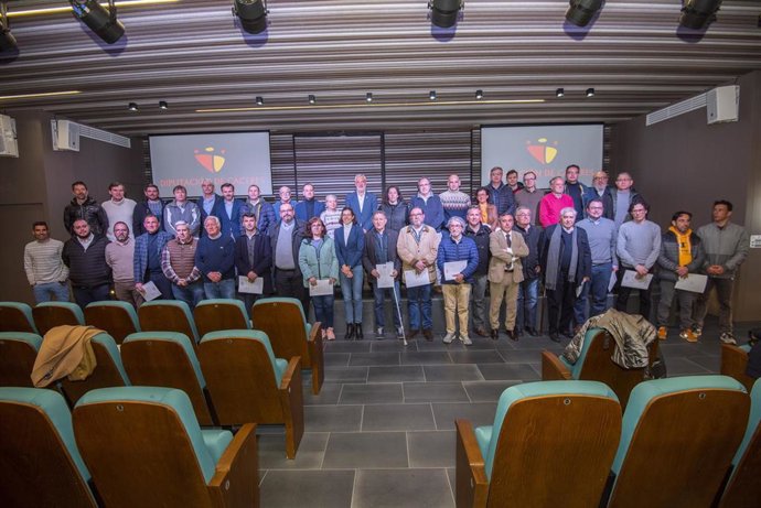 El presidente de la Diputación de Cáceres con responsables de asociaciones deportivas, clubes y federaciones con los que ha firmado un convenio