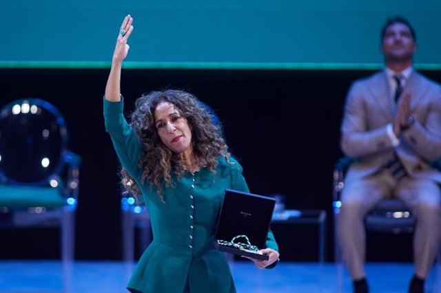 Rosario Flores recoge el título de Hija Predilecta de Andalucía concedido a título póstumo a su madre, Lola Flores, este martes, 28 de febrero de 2023, en el Teatro de la Maestranza de Sevilla.