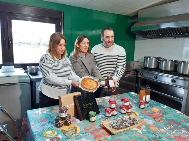 Ezkerretik eskuinera: Arantxa Meabe, Nora Sarasola eta Mikel Kormenzana