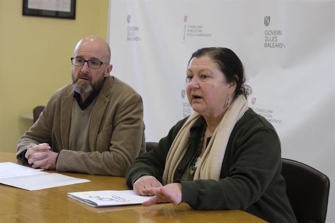 La consellera de Agricultura de Baleares, Mae de la Concha, junto al director general de Agricultura, Ganadería y Desarrollo Rural,  Fernando Fernández