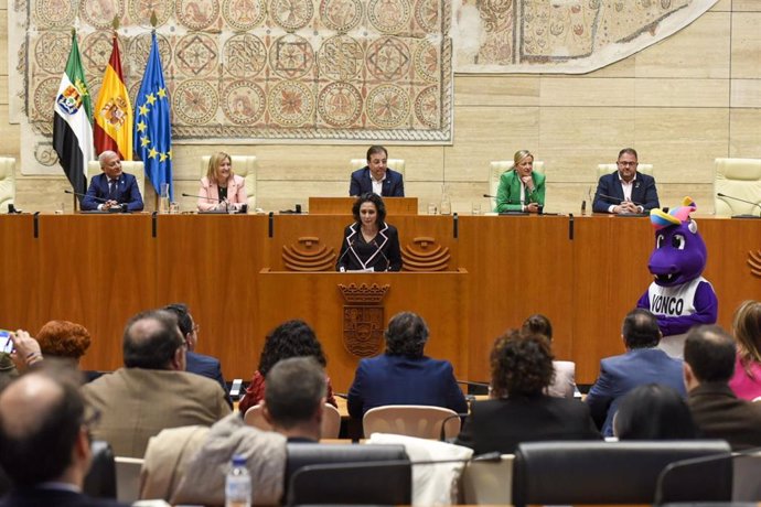La periodista Julia Noriega presenta el acto del 25 aniversario de la AOEx en la Asamblea de Extremadura.