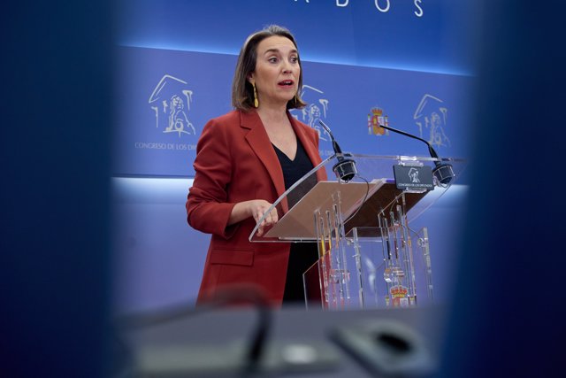 La portavoz del PP en el Congreso, Cuca Gamarra, durante una rueda de prensa posterior a la reunión de la Junta de Portavoces, en el Congreso de los Diputados, a 28 de febrero de 2023, en Madrid (España).