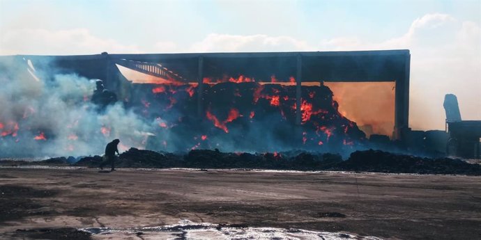 Arde una nave de alfalfa, en La Joyosa.