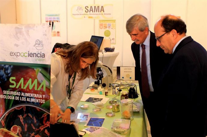 El rector de la ULE visita en la inauguración uno de los 41 expositores que componen la feria 'Expociencia'.