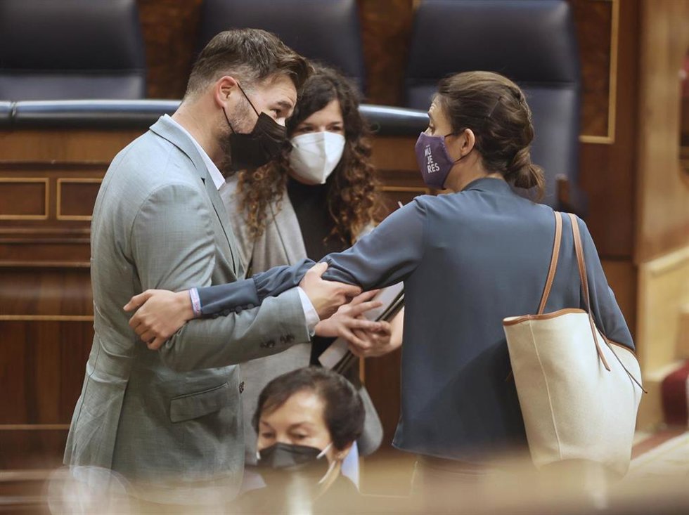 Archivo - El portavoz parlamentario de ERC, Gabriel Rufián, y la ministra de Igualdad, Irene Montero