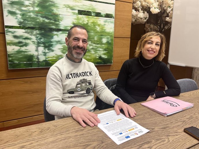 El alcalde de Siero, Ángel García, y la concejala de Urbanismo, Patrimonio Histórico y Cultural y Accesibilidad, Susana Madera, en rueda de prensa.