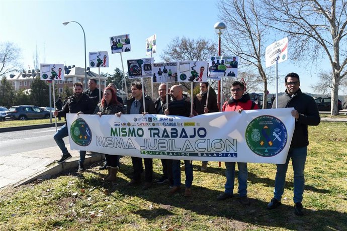 Policías y guardias civiles protestan frente a Moncloa para reclamar la misma jubilación que policías autonómicos y locales