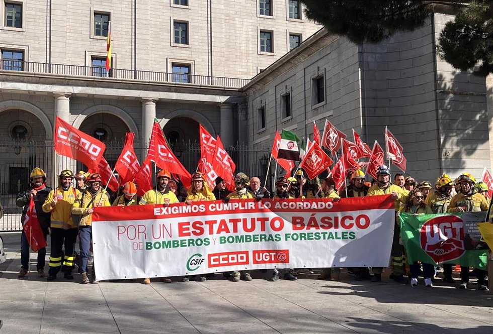 Parte de los bomberos forestales que, en la mañana del 28 de febrero, se han concentrado delante del MITECO para exigir un estatuto "básico" con condiciones "dignas".