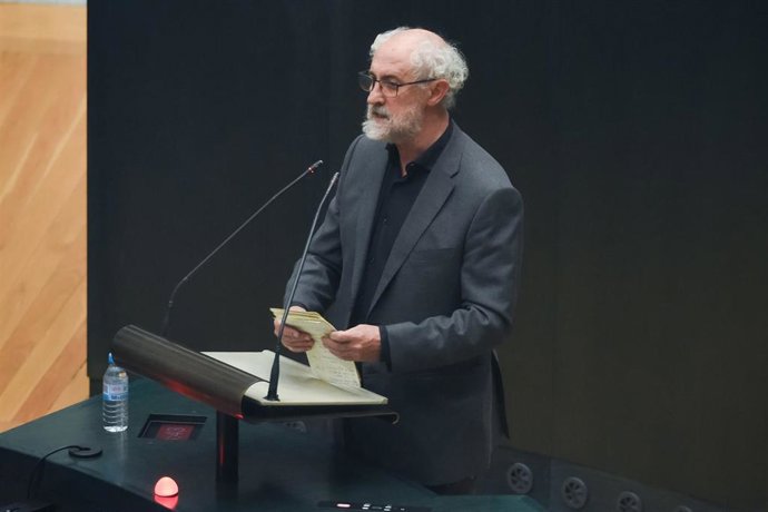 El concejal del Grupo Mixto y miembro de Recupera Madrid Luis Cueto interviene durante una sesión ordinaria del Pleno municipal del Ayuntamiento de Madrid 