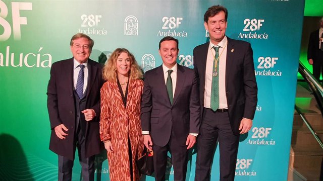 El presidente de la Diputación de Almería, Javier A. García (tercero por la izquierda), asiste a la gala de entrega de las medallas del Día de Andalucía 2023.