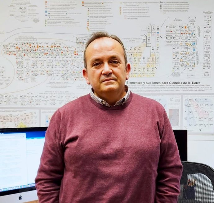 El doctor en Geología y catedrático de Cristalografía y Mineralogía en el Departamento de Ciencias de la Tierra de la Facultad de Ciencias Experimentales, José Miguel Nieto.