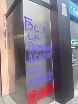 Pintada en la sede de Fecasarm, en Girona, acusándola de promover "ocio machista".