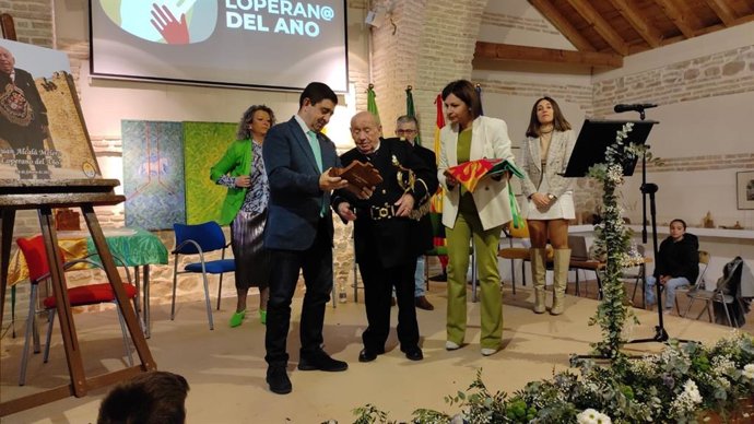 El presidente de la Diputación de Jaén, Francisco Reyes, entrega un premio durante un acto institucional por el 28F en Lopera