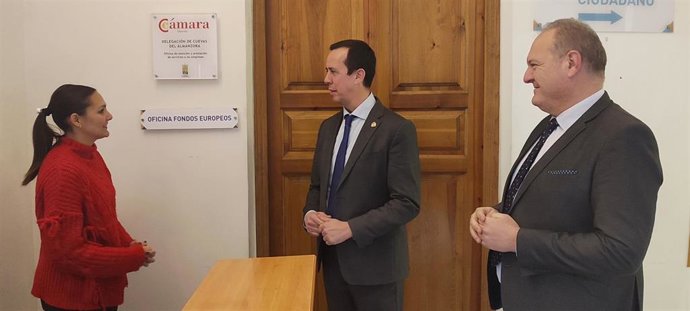 El subdelegado del Gobierno en Almería, José María Martín, con el alcalde de Cuevas de Almanzora, Antonio Fernández Liria, en la oficina de fondos europeos de este municipio almeriense.