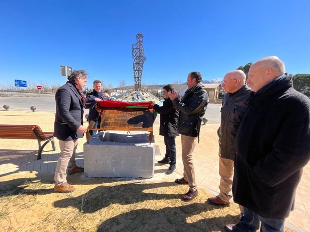 Torredelcampo (Jaén) homenajea a sus feriantes con una escultura de 14 metros de altura