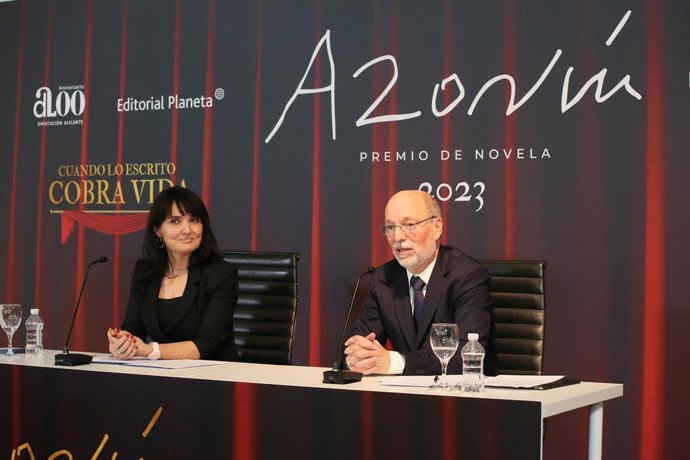 La diputada de Cultura, Julia Parra, y el director de relaciones institucionales del Grupo Planeta, Carlos Creuheras, en la presentación de finalistas del Premio Azorín 2023.