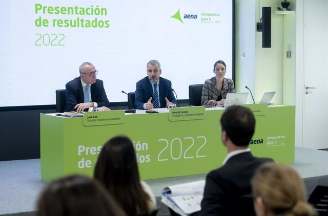 (I-D) El director económico-financiero de Aena, José Leo; el presidente y consejero delegado de Aena, Maurici Lucena y la directora de Comunicación de Aena, María Gómez, presentan los resultados económicos de 2022, a 28 de febrero de 2023, en Madrid (Espa