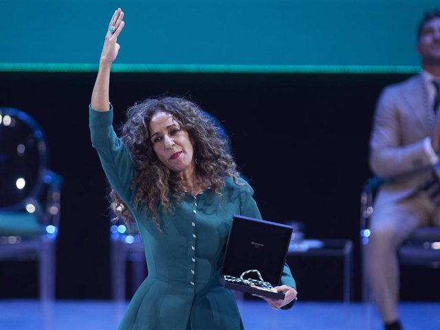 Rosario Flores recogiendo la Medalla de Oro de Andalucía para su madre, Lola Flores