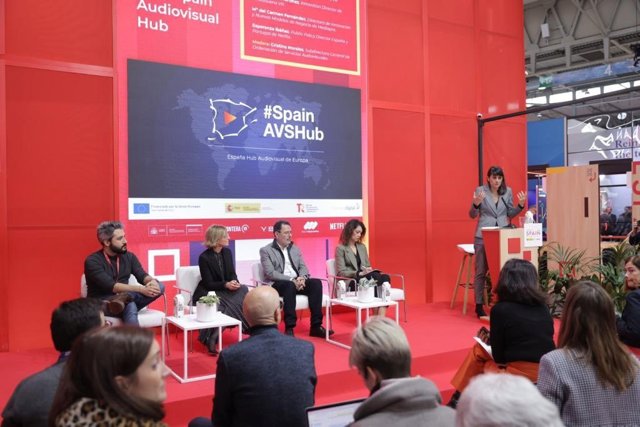 La secretaria de Estado de Telecomunicaciones e Infraestructuras Digitales, María González Veracruz (en el atril), presenta el Spain Audiovisual Hub en el Mobile World Congress