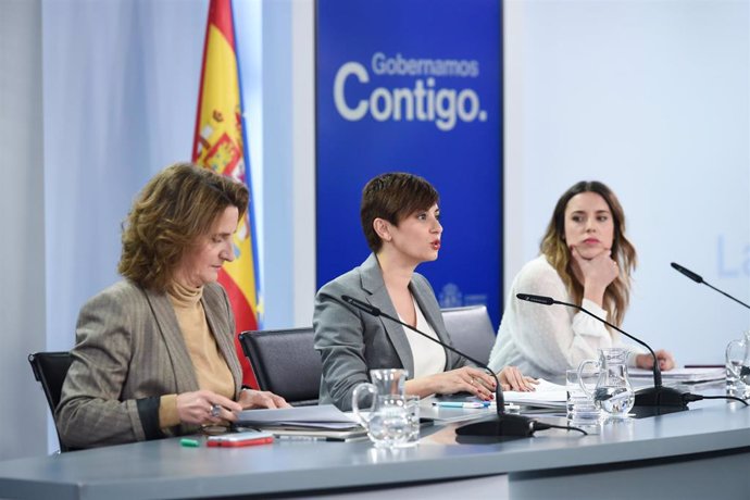  La vicepresidenta tercera del Gobierno de España y ministra para la Transición Ecológica y el Reto Demográfico, Teresa Ribera; la ministra Portavoz , Isabel Rodríguez y la ministra de Igualdad, Irene Montero, durante una rueda de prensa