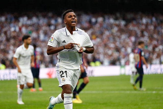Archivo - Rodrygo Goes celebra su gol de penalti en el Clásico de LaLiga Santander 2022-2023 en el Santiago Bernabéu