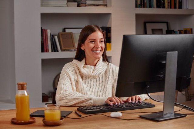 Mujer teletrabajando