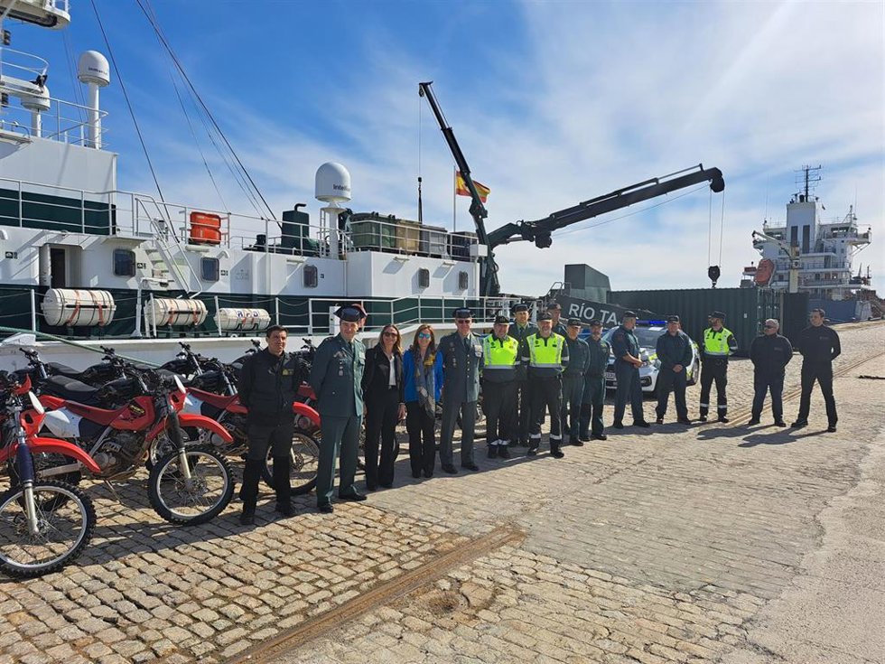 Imagen del acto de donación de 25 motocicletas a Mauritania, que se han entregado en el puerto de Cádiz.