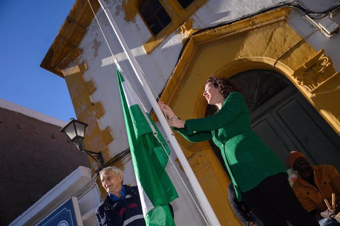 La alcaldesa de Almería, María del Mar Vázquez, celebra el Día de Andalucía junto a los vecinos del barrio de Los Molinos.