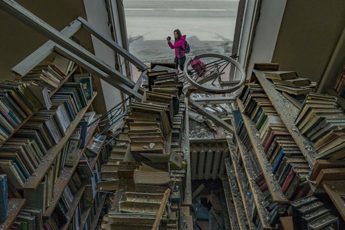 Archivo - April 11, 2022, Chernihiv, Chernihiv, Ukraine: Destroyed library in Chernihiv by the russian army shelling to take the city during the combats with the ukrainian soldiers.,Image: 682100268, License: Rights-managed, Restrictions: , Model Releas