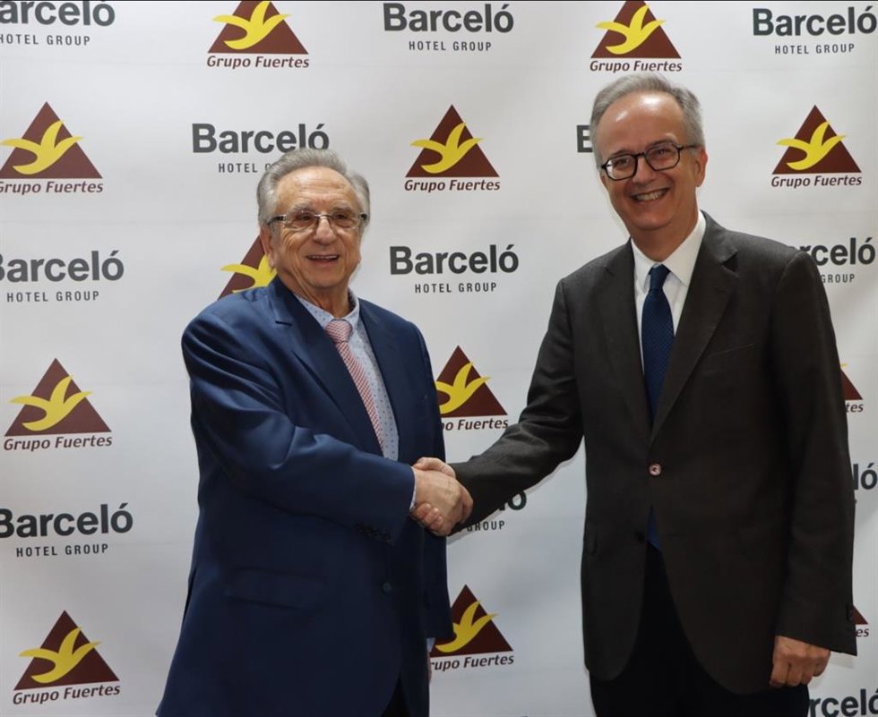 El presidente de Grupo Fuertes, Tomás Fuertes, y el copresidente de Barceló Hotel Group, Simón Pedro Barceló.   