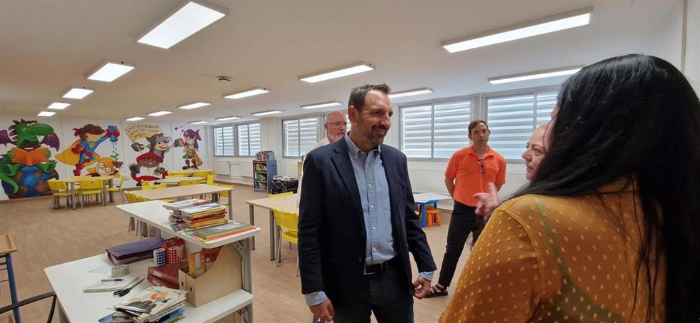 Archivo - El delegado del Área de Participación Ciudadana, Coordinación de Distritos y Modernización Digital, Juan Tomás Aragón, en el CEIP Juan de la Cueva.