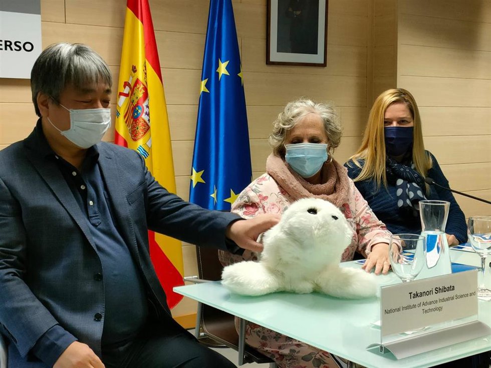 El creador de 'Paro', Takanori Shibata, la subdelegada del Gobierno en Salamanca, Encarnación Pérez, y la directora del CREA, Isabel Campo, de izquierda a derecha, en Salamanca.
