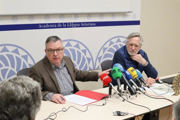 Xosé Antón González Riaño y Francisco Llera Ramo.