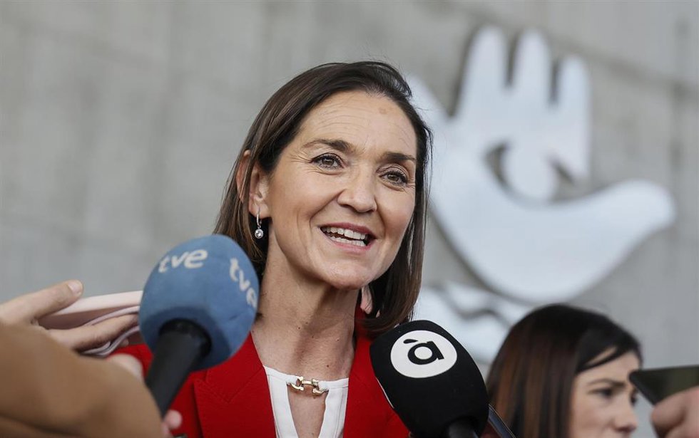 La ministra de Industria, Comercio y Turismo, Reyes Maroto, atiende a medios durante su visita a Cevisama 2023, en Feria Valencia, a 28 de febrero de 2023, en Valencia, Comunidad Valenciana (España).