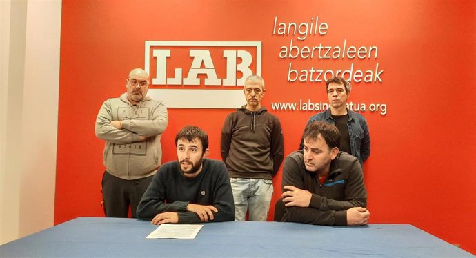 Miembros del sindicato LAB, en una rueda de prensa