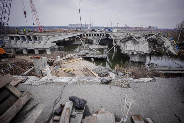 Vista general de un puente destruido en Irpin, Ucrania