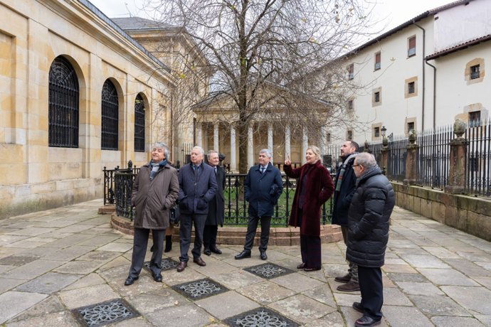 Tarragonako Ur Partzuergoko eta Bilbao Bizkaia Ur Partzuergoko arduradunak Ana Otadui Bizkaiko Batzar Nagusietako presidentearekin