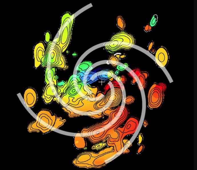 Mapa de la distribución de material en el disco de la protoestrella G358-MM1. El "+" blanco marca la ubicación de la protoestrella. Las líneas de contorno indican la intensidad de la señal. Los colores representan las velocidades en la línea de visión